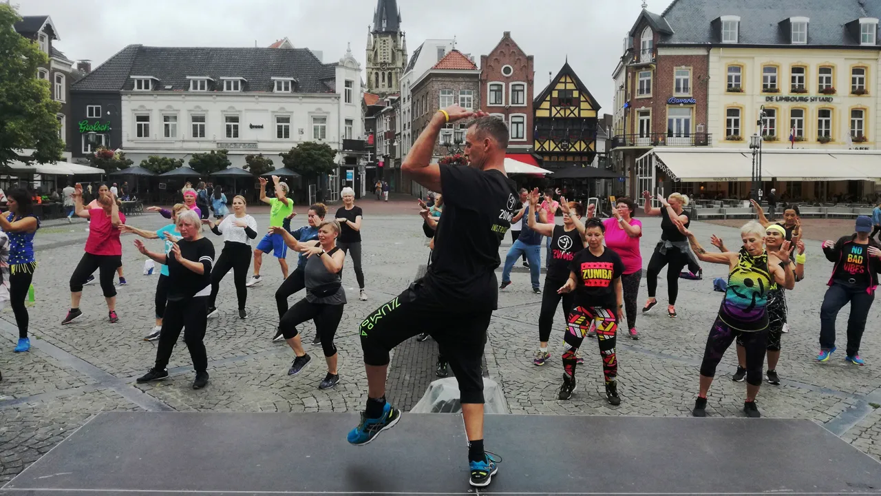 zumba fitnesstrainer harrie dekkers in actie foto 1