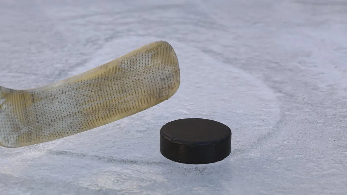 zwarte hockeypuck op ijs 1