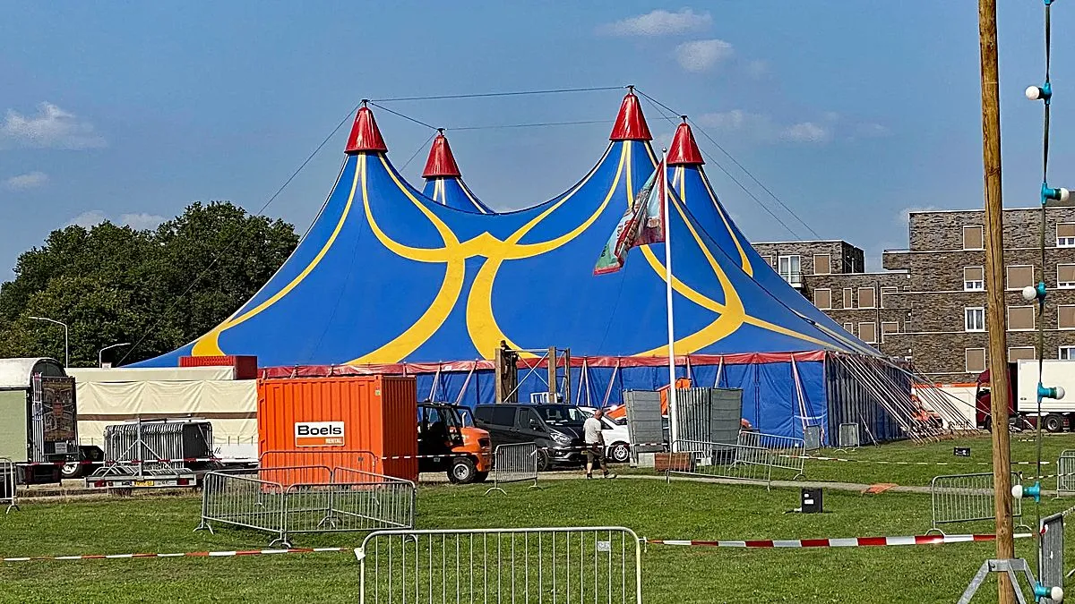 rosafestival 2024 in opbouw chapiteau tent