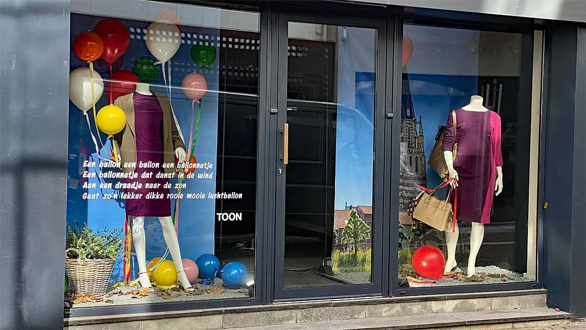 aangeklede etalage leegstandverhulling