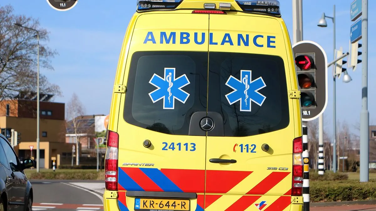 ambulance voor stoplicht gelen