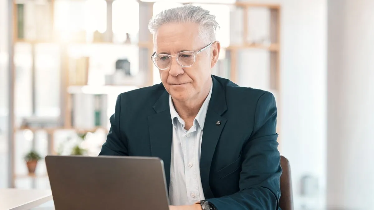 senior werknemer aan het werk