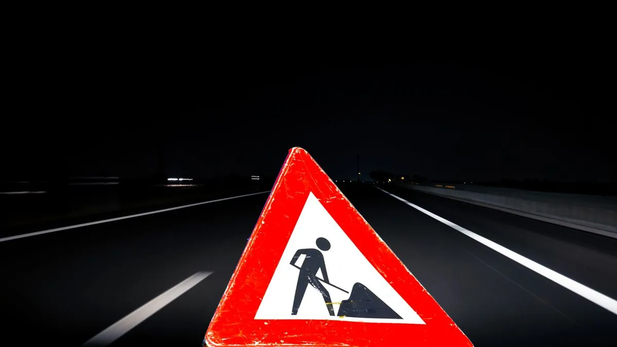 werk in uitvoering snelweg in het donker