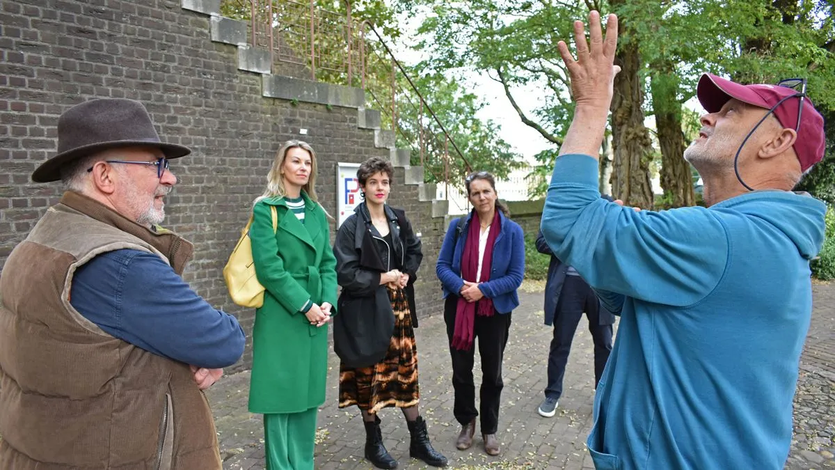 bestuur stichting nationaal heksenmonument krijgt uitleg over het roermondse heksenverleden bij de rattentoren in roermond