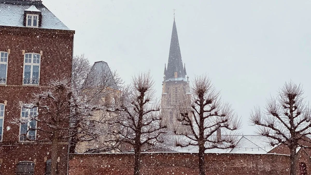 kerktoren en wal sittard sneeuwbuit januari 20 2023