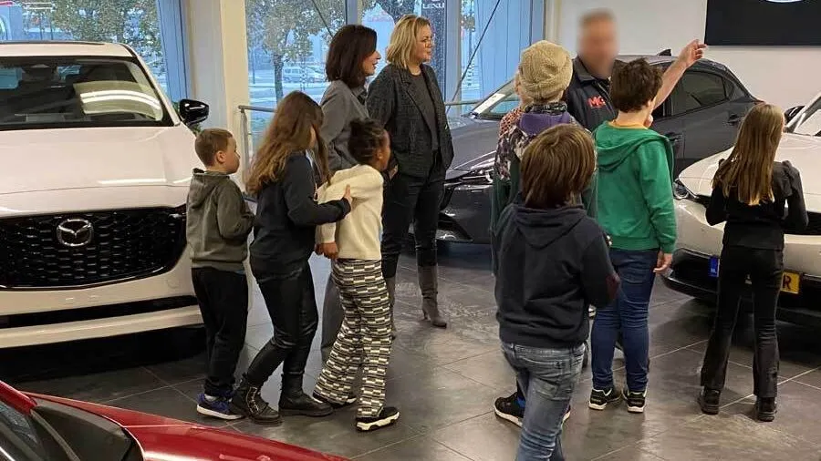 met jeugd op bedrijfsbezoek