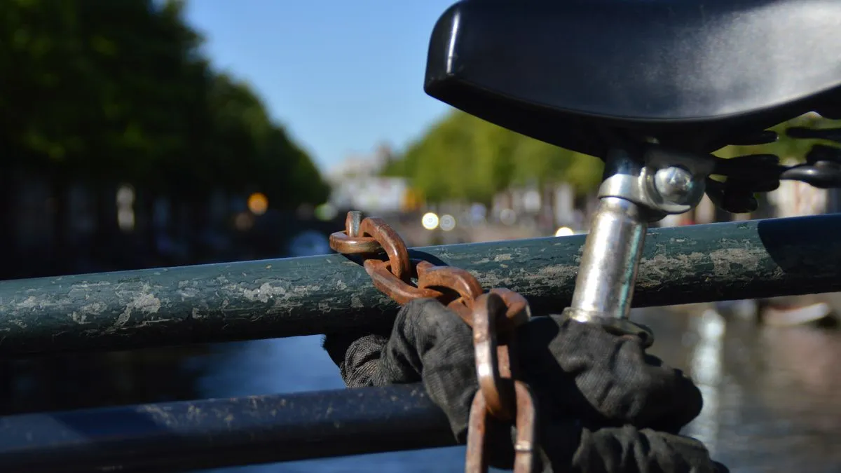 fiets met ketting aan brugleuning vastgelegd