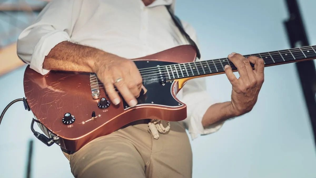 man speelt gitaar