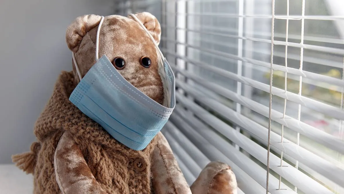 knuffel met mondkapje