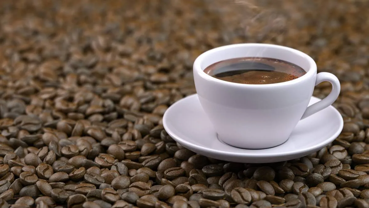 kop koffie en koffiebonen