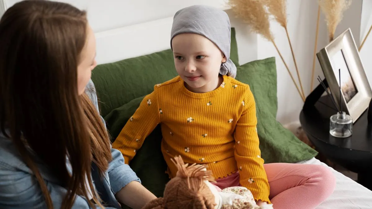 moeder met kind dat behandeling tegen kanker krijgt