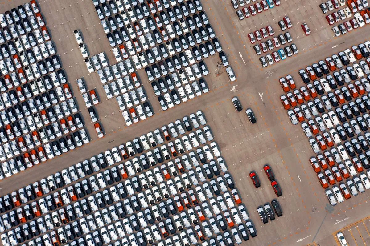 nieuwe autos bij fabriek geparkeerd