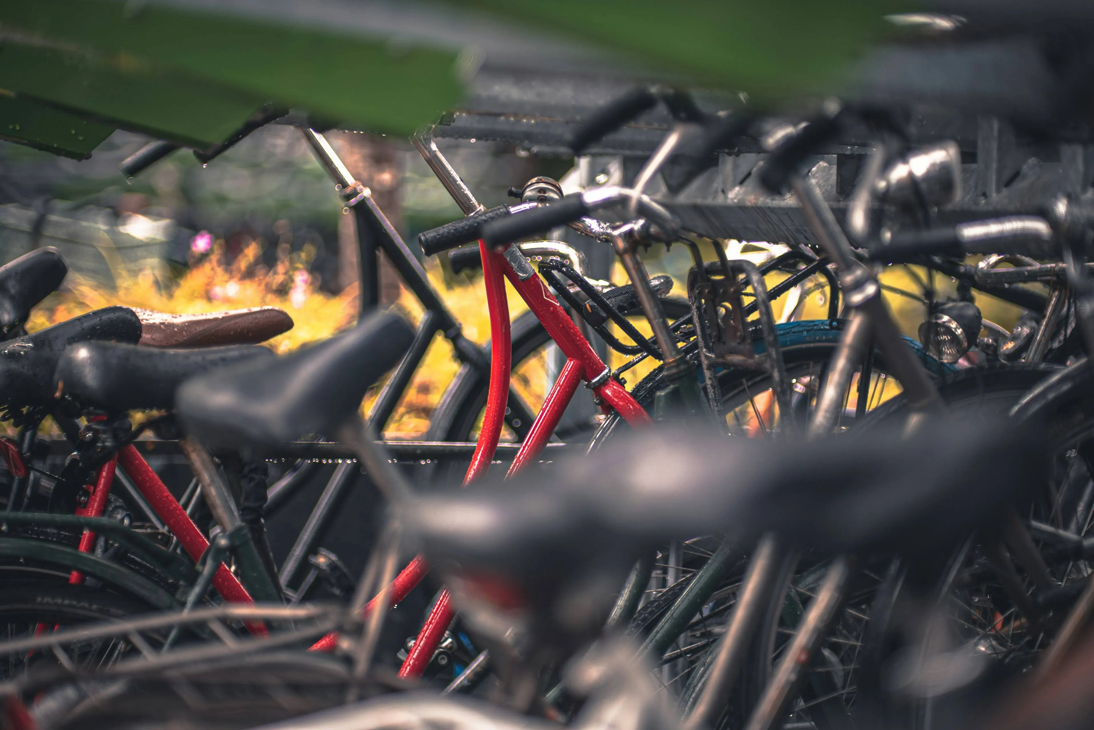 rode stadsfiets in fietsenstalling