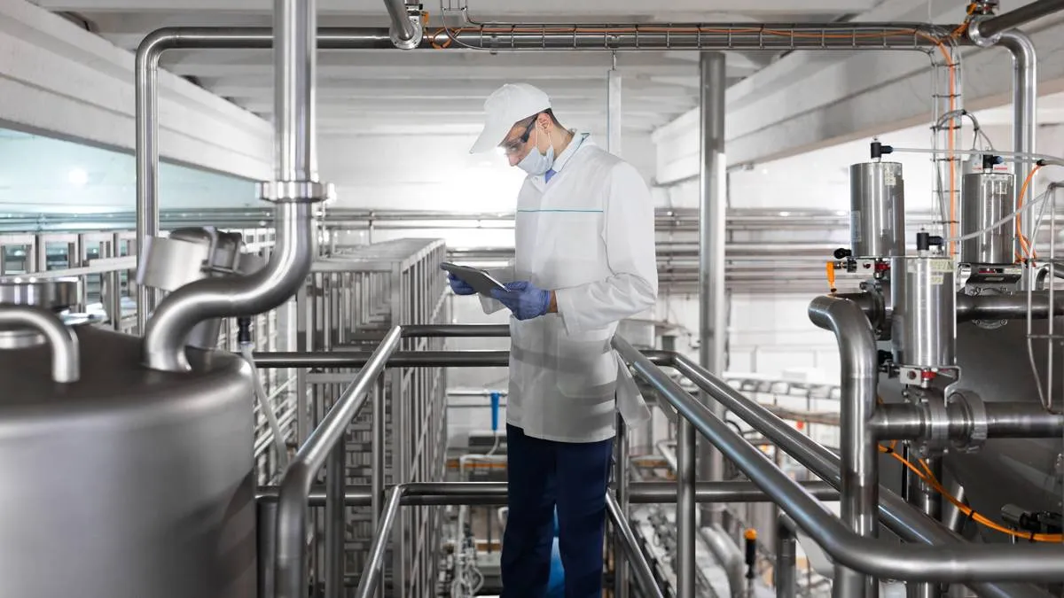 werknemer bij chemische installatie