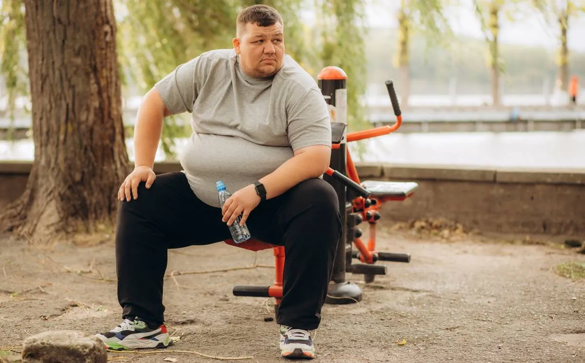 man met fors overgewicht