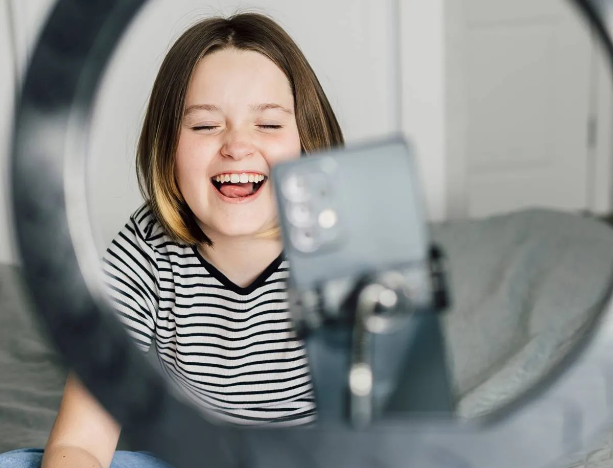 meisje vlogt terwijl ze op bed zit