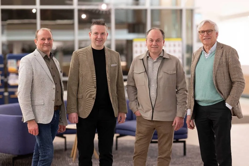 V.l.n.r. Wethouder Leon Geilen, Paul Berden, Mark Berden en wethouder Andries Houtakkers