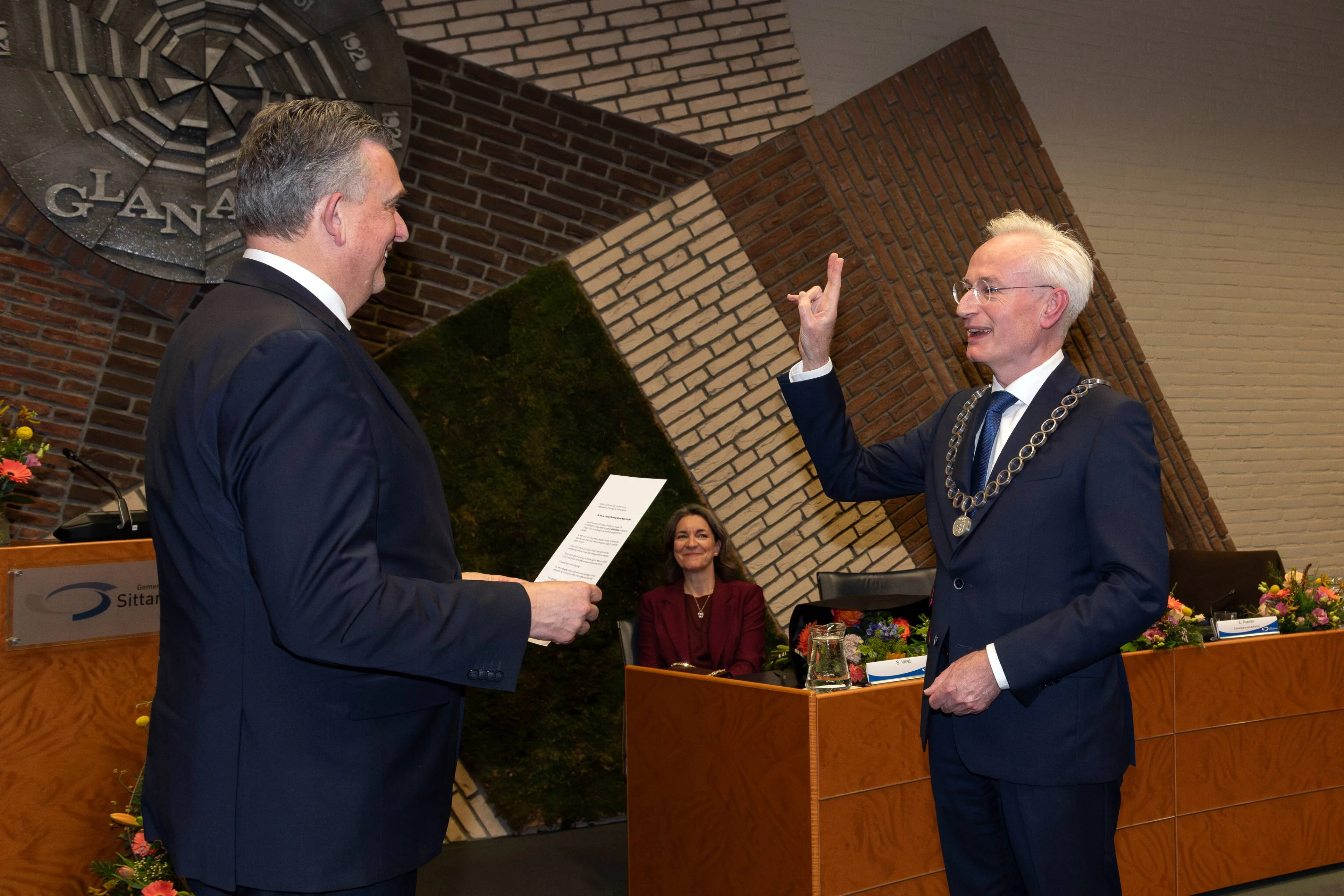 015_20260227 Gouverneur Emile Roemer beëdigt burgemeester Hans Verheijen voor zijn tweede termijn. Foto Petra Niessen
