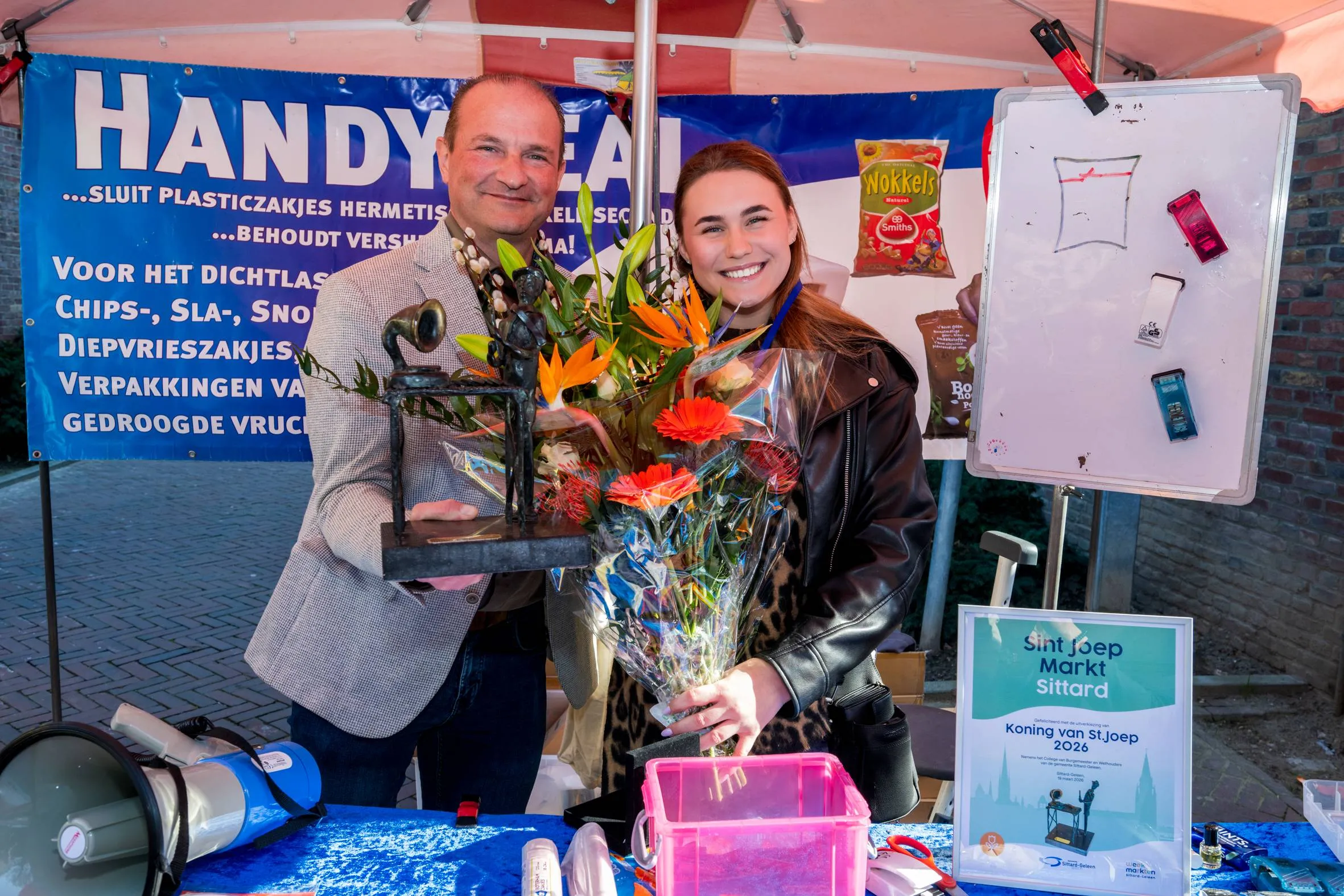 022_20260319 Wethouder Leon Geilen feliciteert Charlotte Simons, de Koningin van Sint Joep 2026