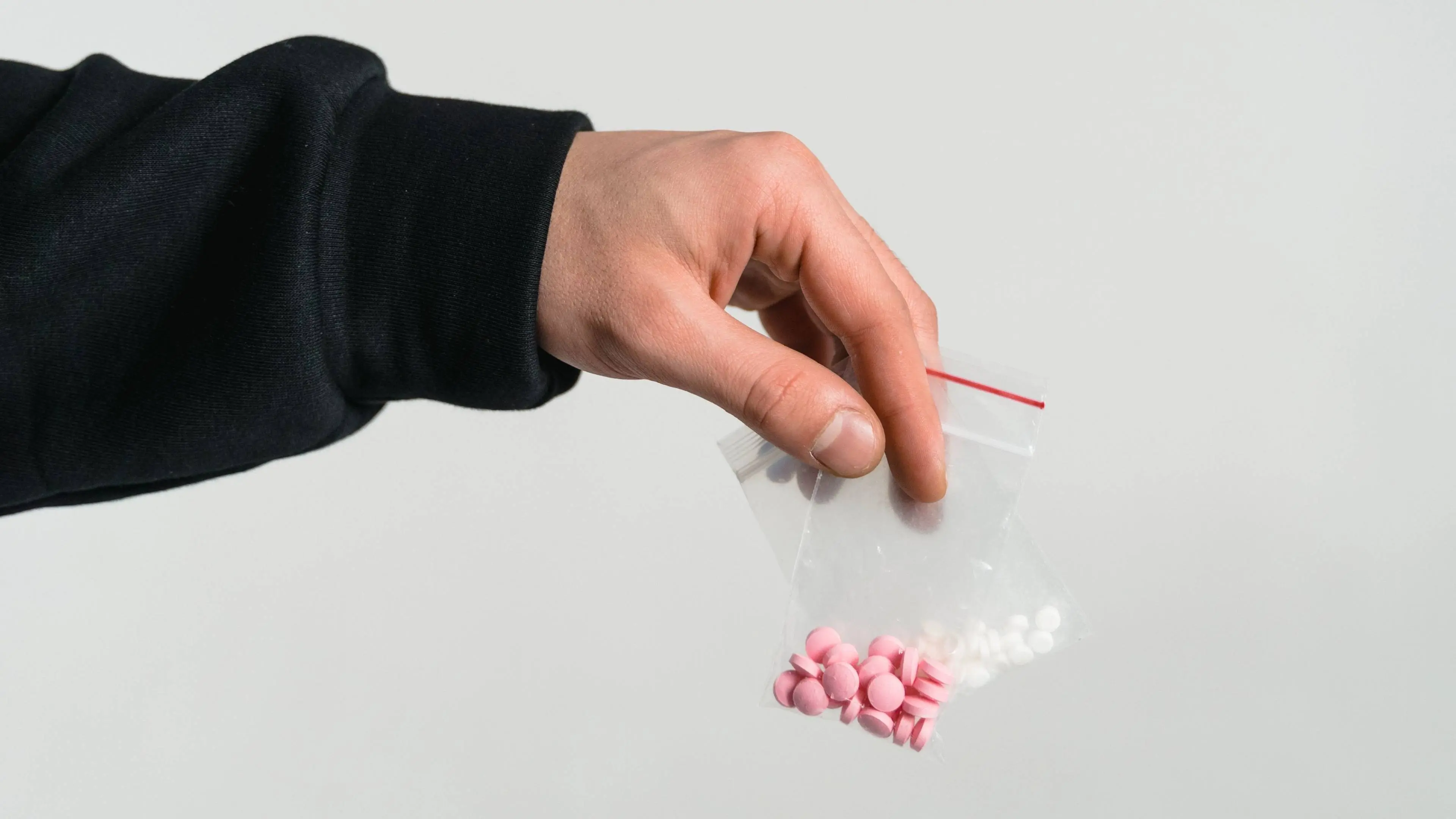 designerdrugs Mart Production, Pexels