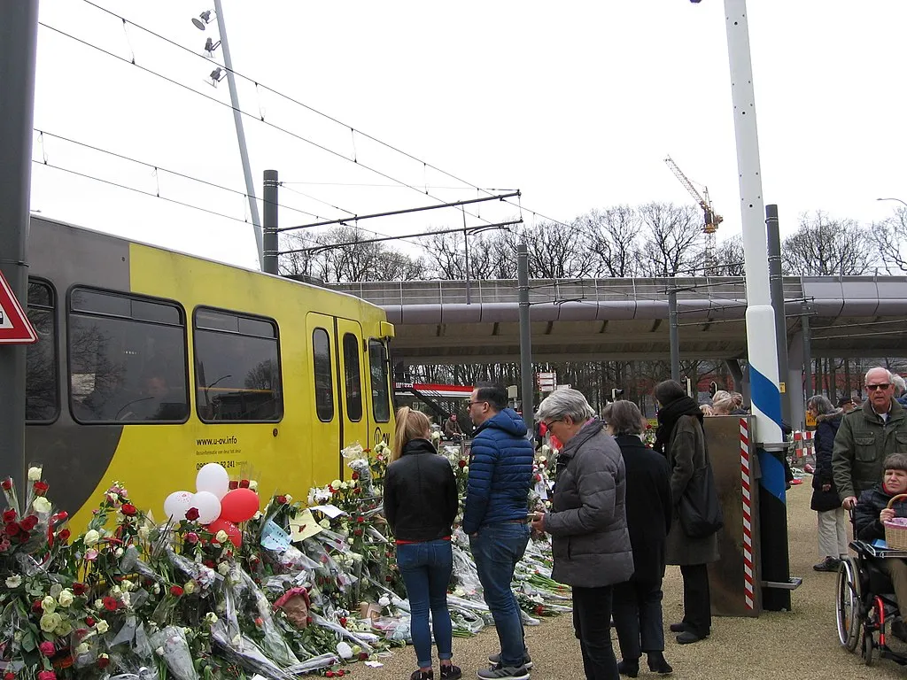 1024px Bloemen voor de slachtoffers van de tramaanslag van 18 maart 2019 in Utrecht 23 maart 2019  2