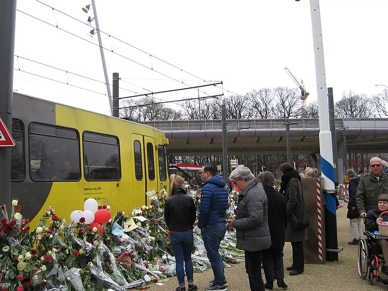 800px Bloemen voor de slachtoffers van de tramaanslag van 18 maart 2019 in Utrecht 23 maart 2019  2