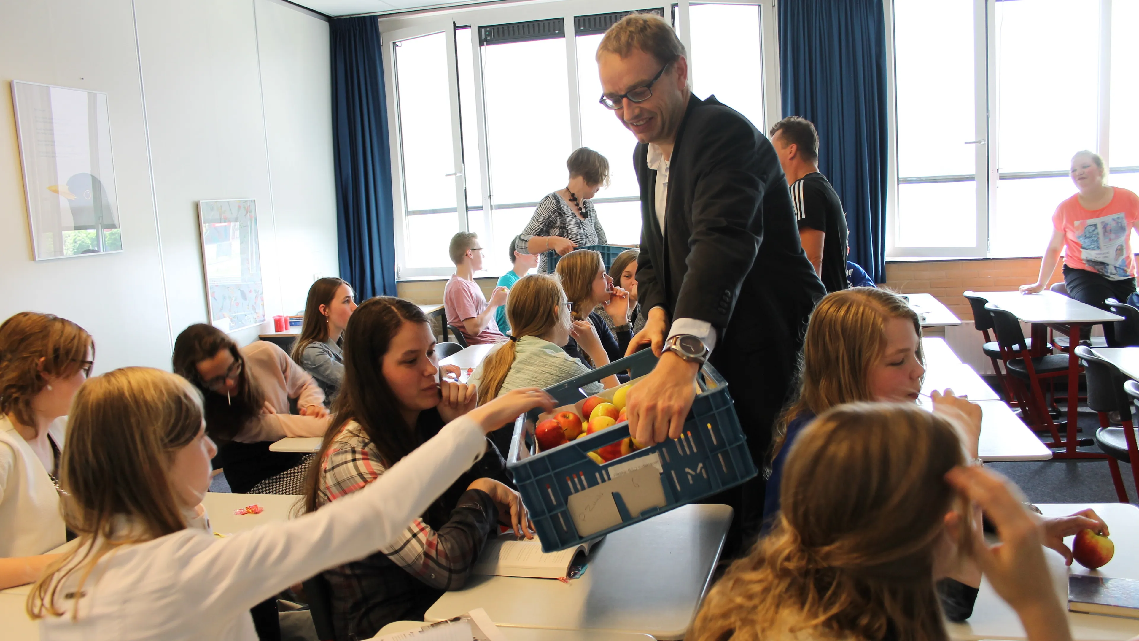 2016 05 31 wethouder krale deelt appels uit op pieter zandt e1464726186464