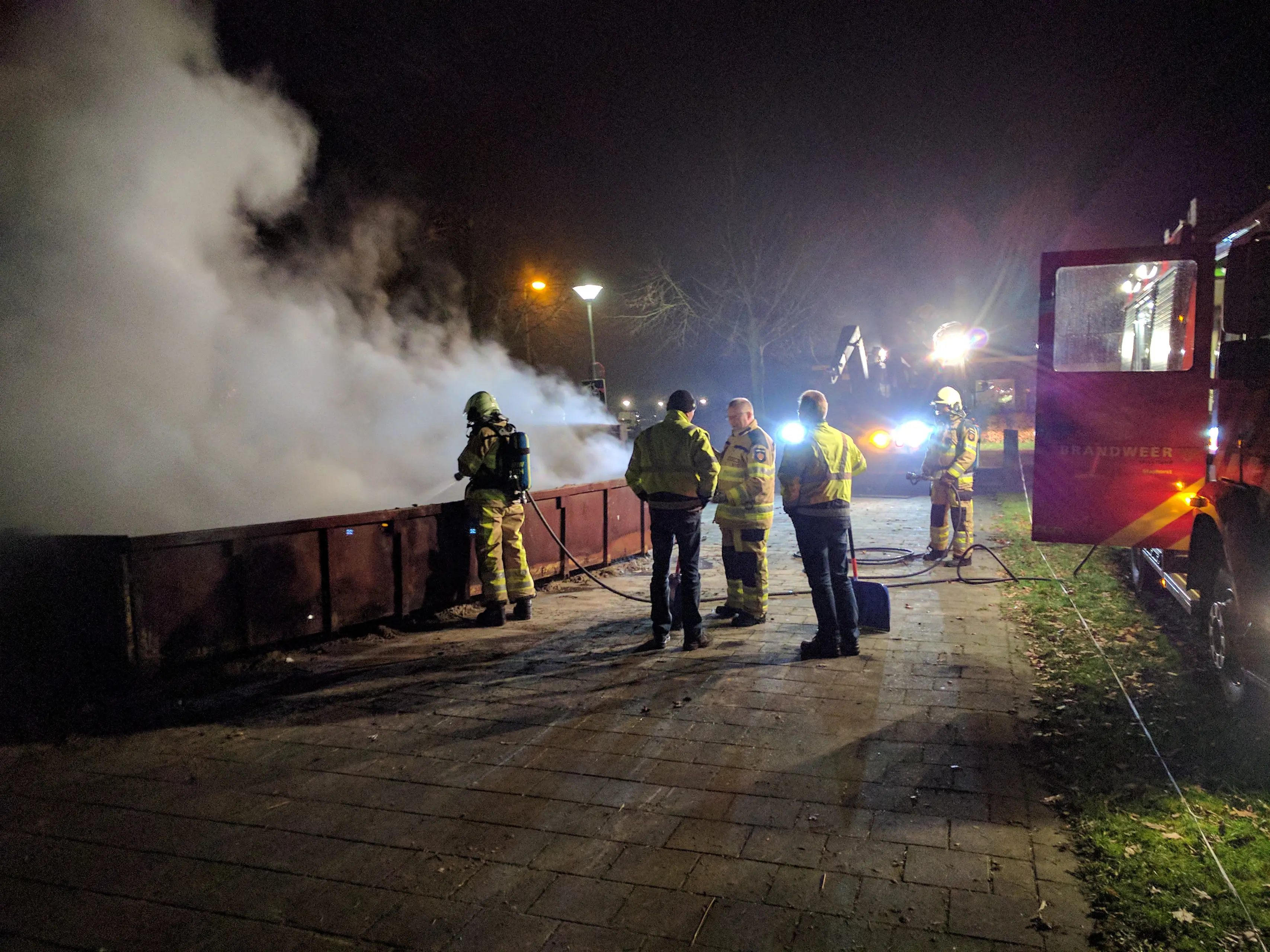 2017 01 12 aan het eind van de nieuwjaarsnacht wordt het vuur in de container gedoofd