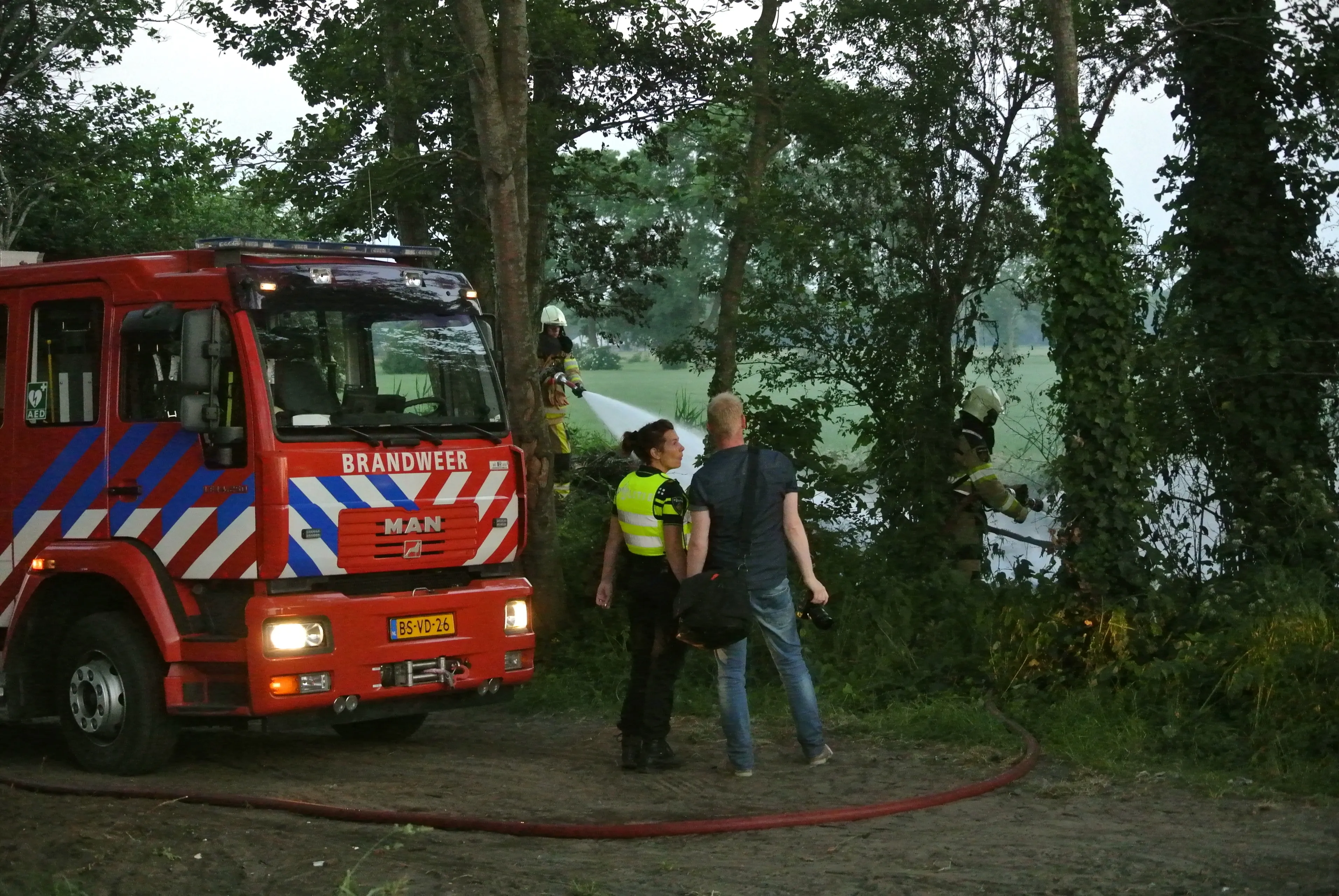 300008 door vissende jongens ontdekte bosbrand bij staphorst loopt af met sisser dsc 8860