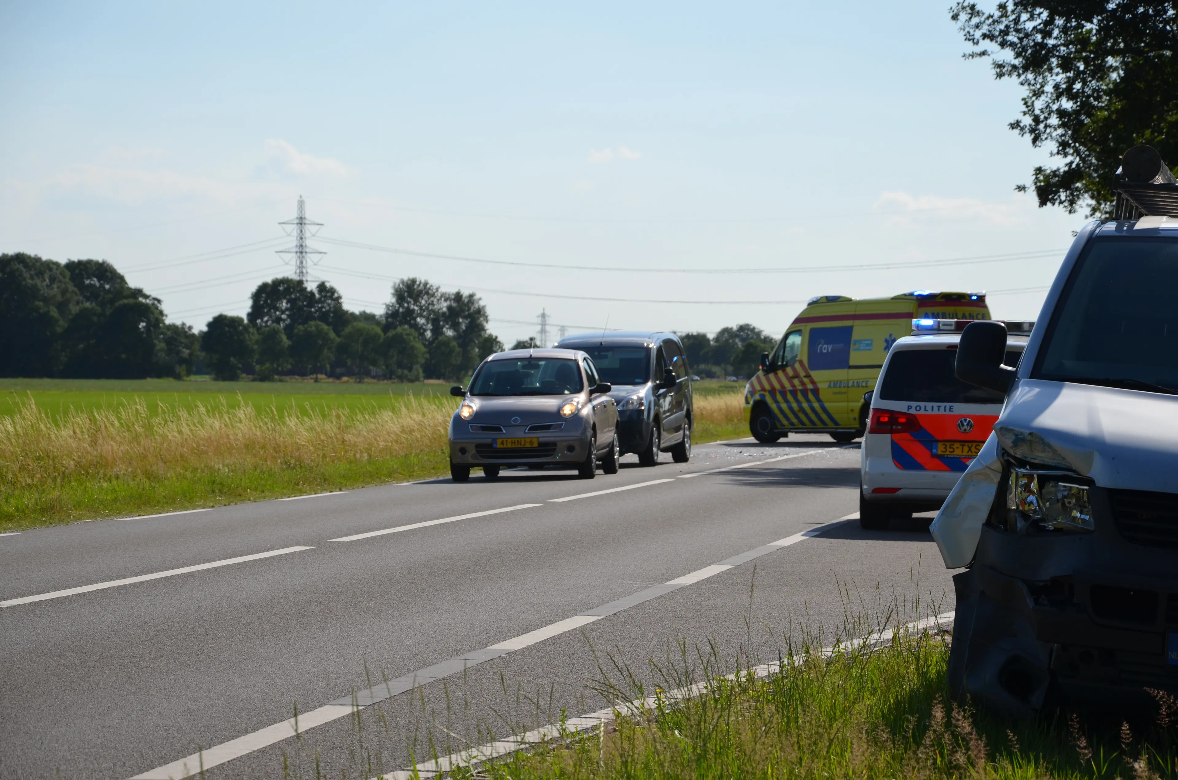 56324 auto raakt te water na aanrijding met bestelbus op westeind te nieuwleusen image