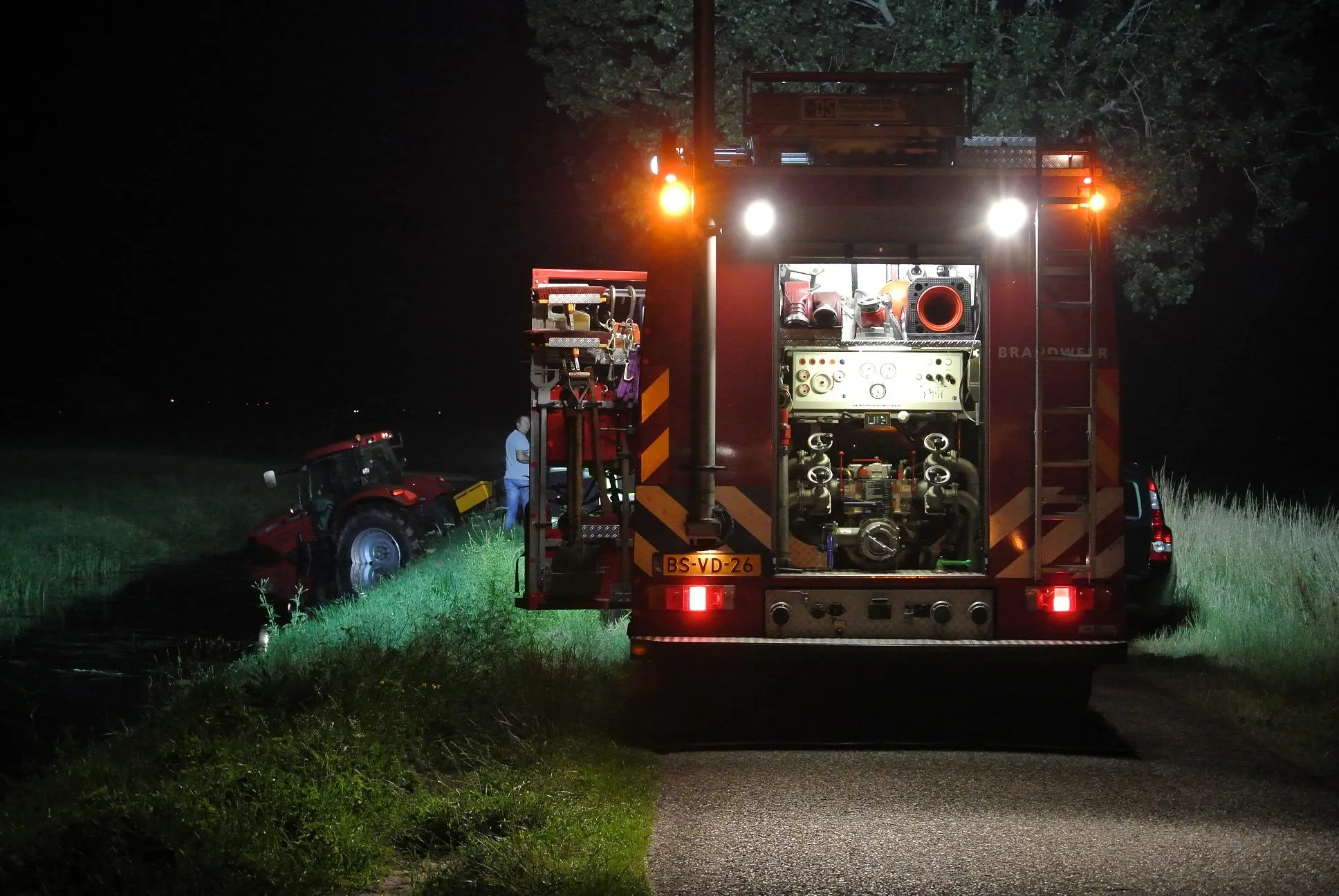 57564 tractor na ongeval in de sloot te rouveen dsc 4253
