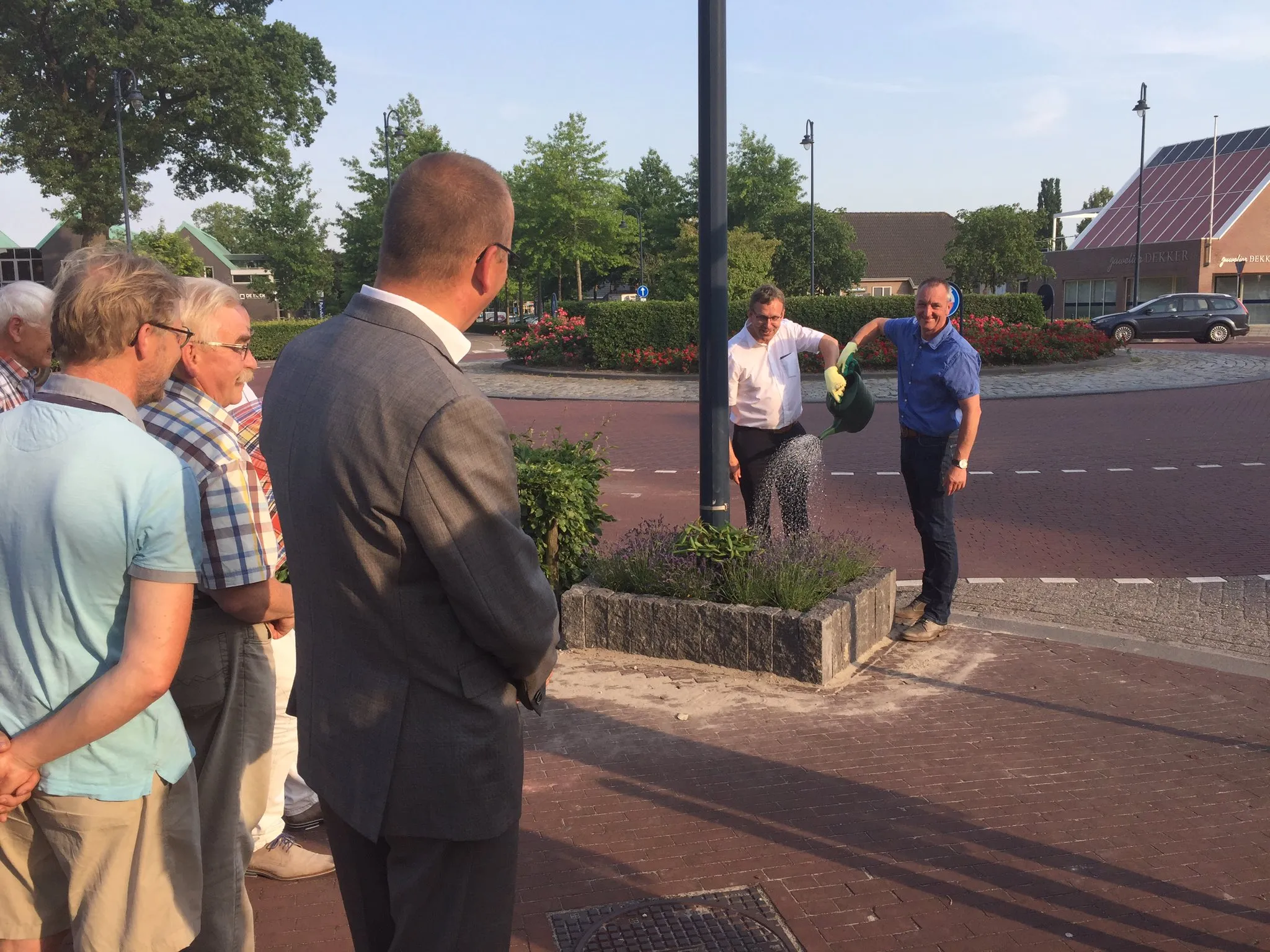 bloembakken op rontonde wijkraad noord