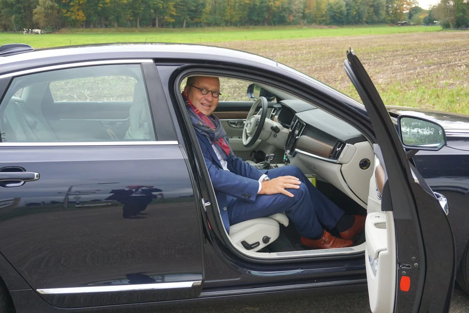 burgemeester segers in dienstauto op burgemeestersdag