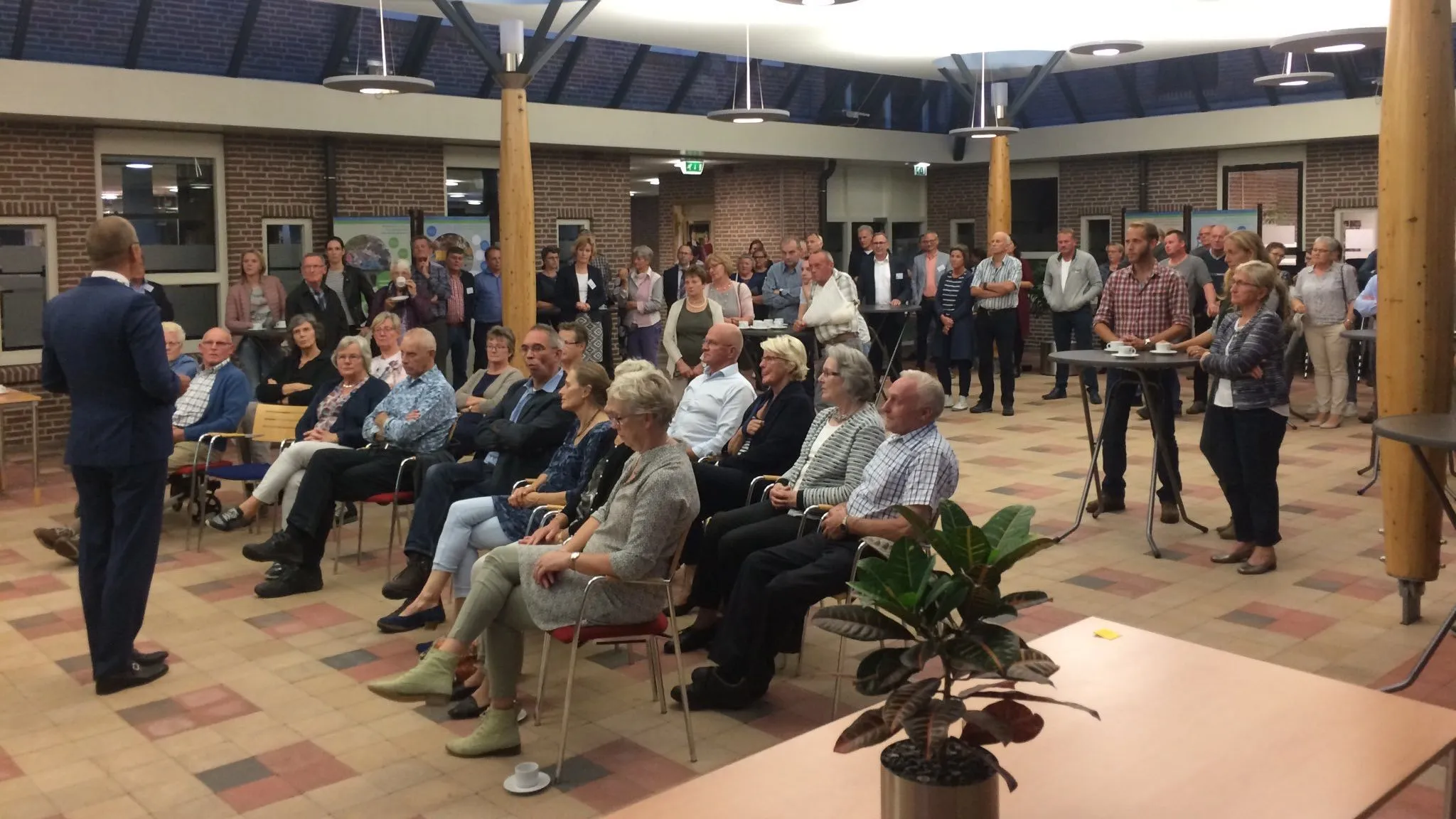 burgemeester segers ontvangt belangstellende burgers gemeentehuis bert krale e1510674665941