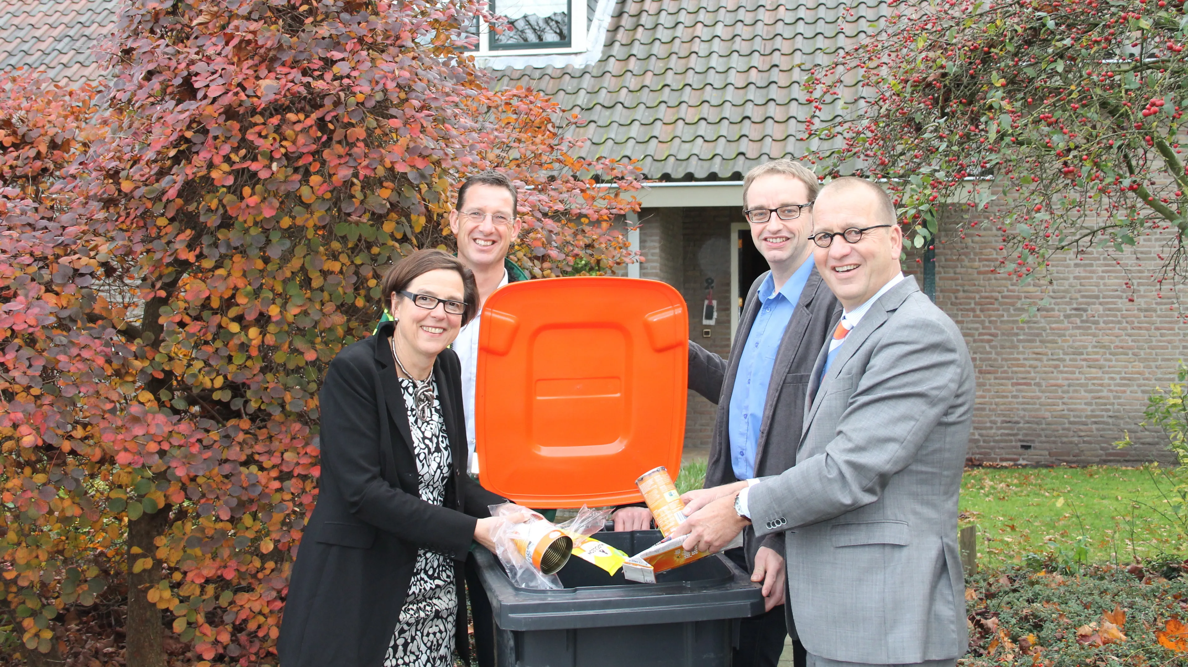 de burgemeester en zijn vrouw maken direct gebruik van de container e1447693209230