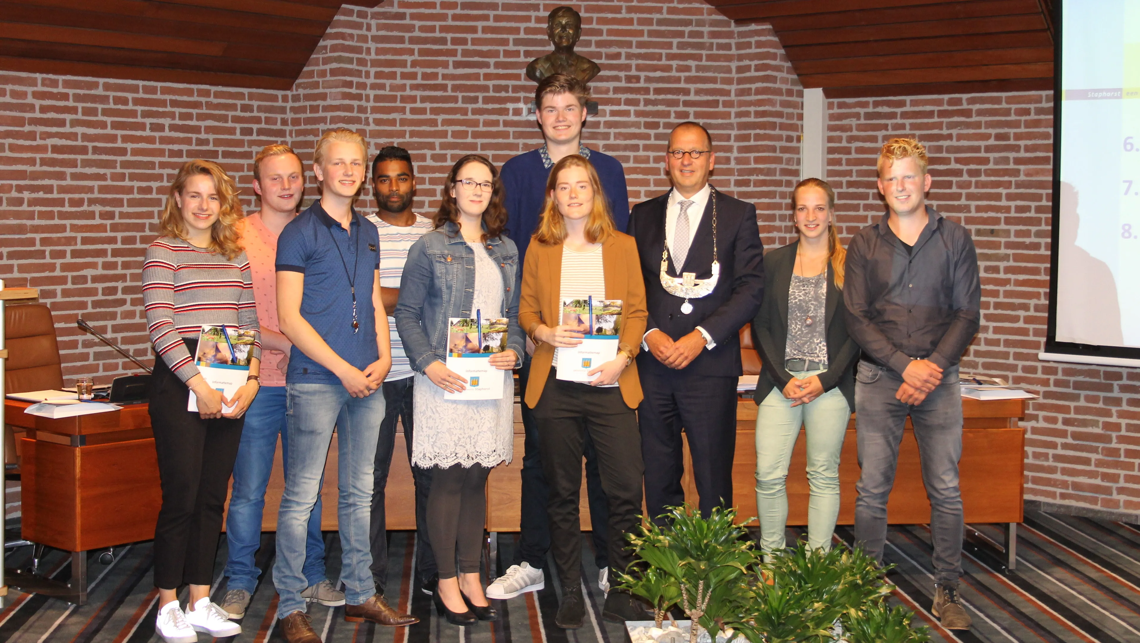 de jongerenraad met burgemeester segers e1468354993685