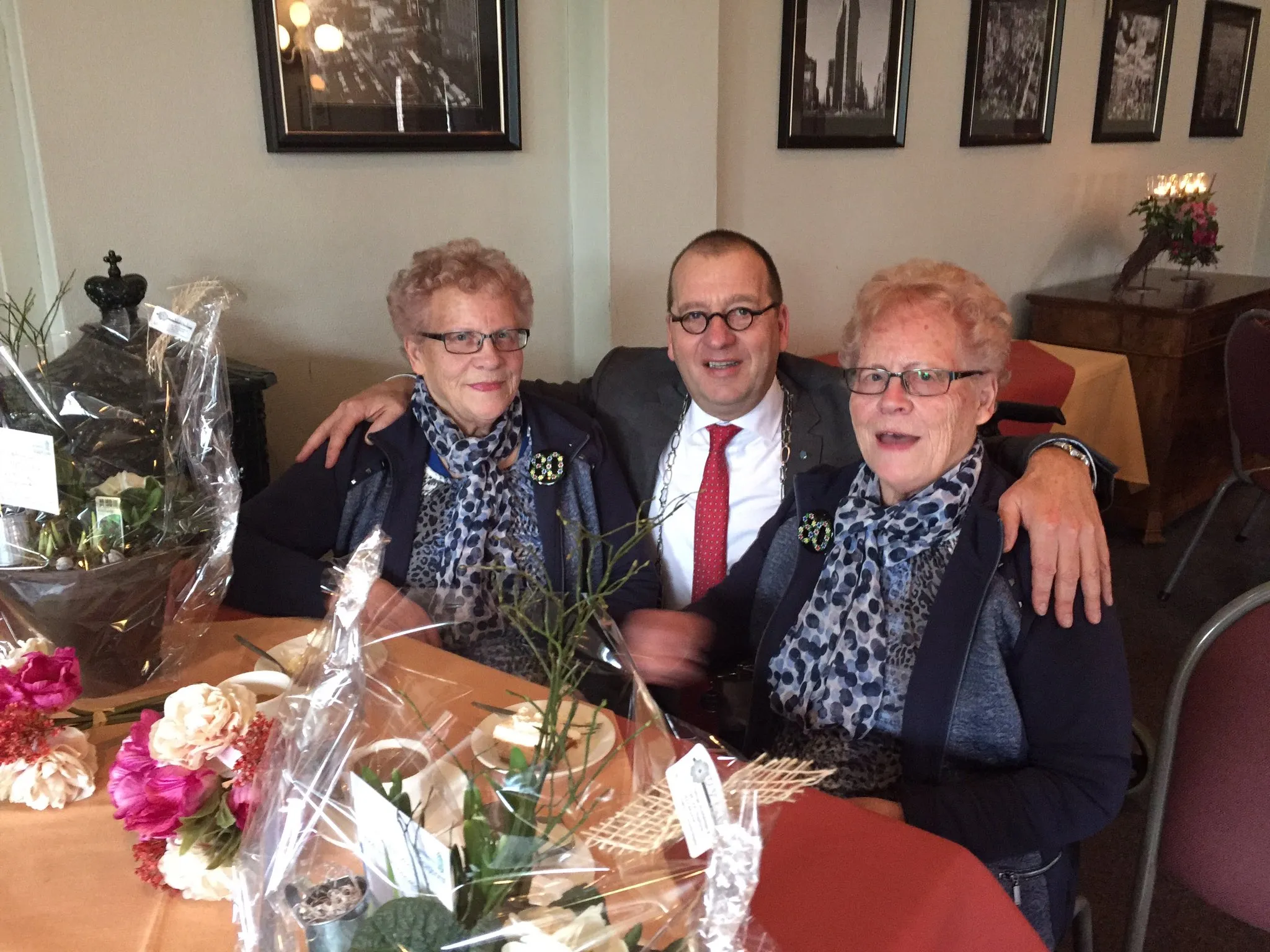 dinie en tinie vos brinkman de oudste tweeling van staphorst samen 160 jaar geworden burgemeester segers