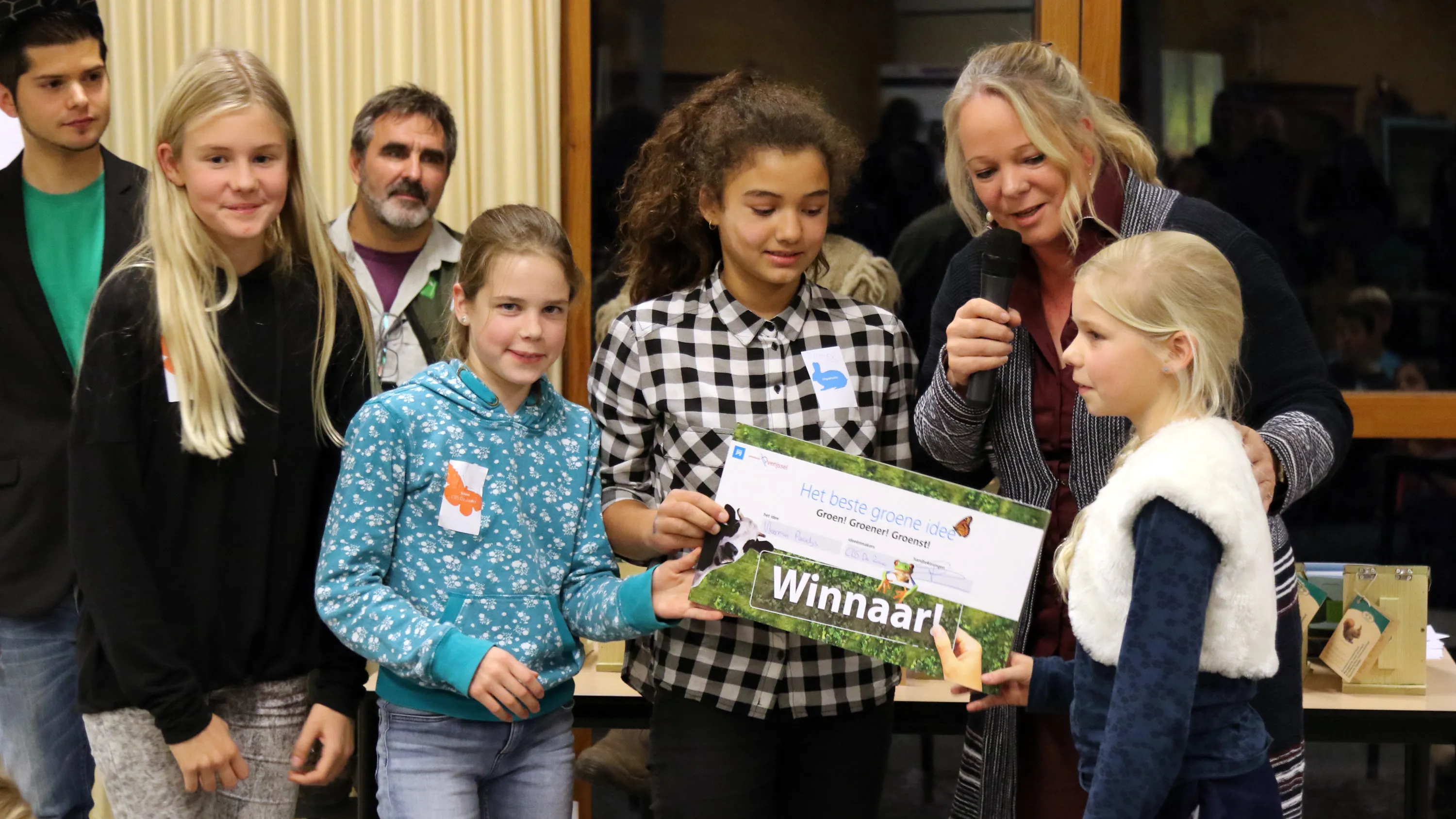 gedeputeerde hester maij overhandigt cheque aan leerlingen van de zaaier e1479374077243