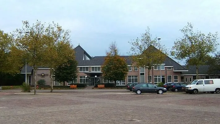 gemeentehuis vanaf marktplein wikimeda e1427298507823