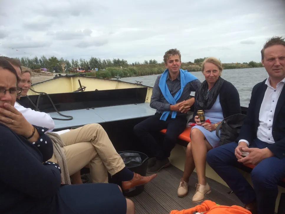 gemeenteraadsleden en partners in de boot be veen via twitter