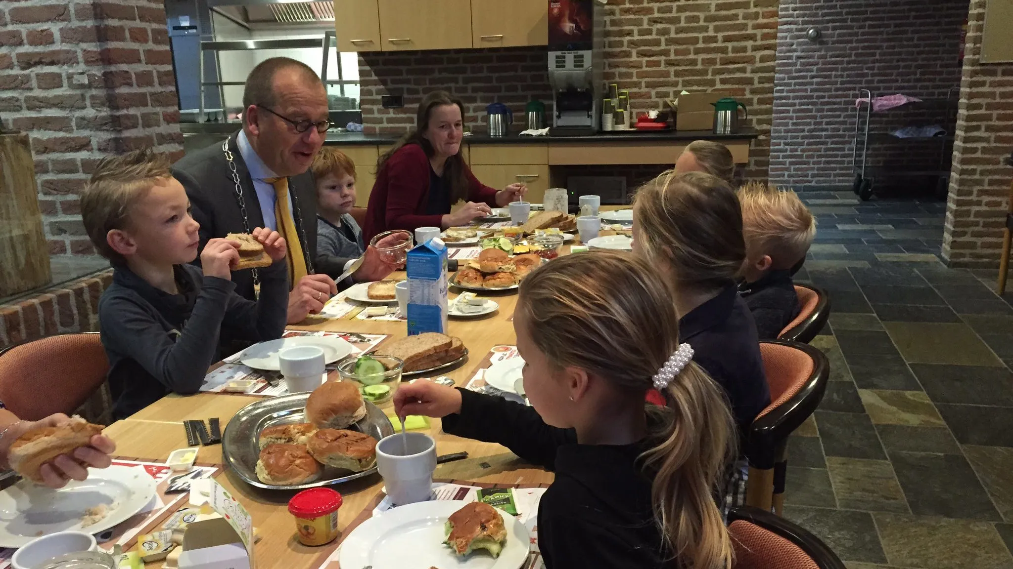groep3 prins mauritsschool ontbijt met burgemeester e1478770646119