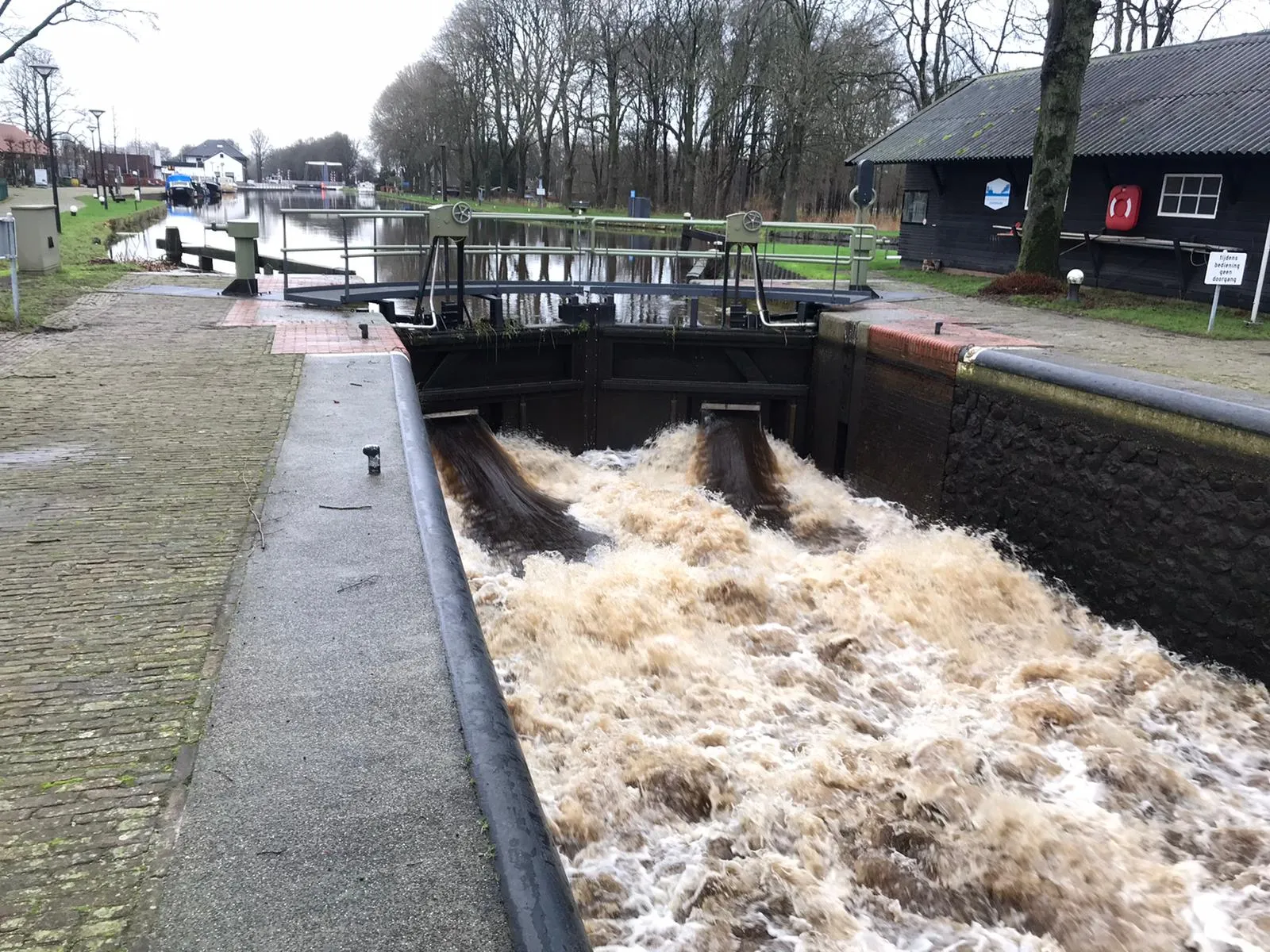 hoge waterpeilen2 sluis