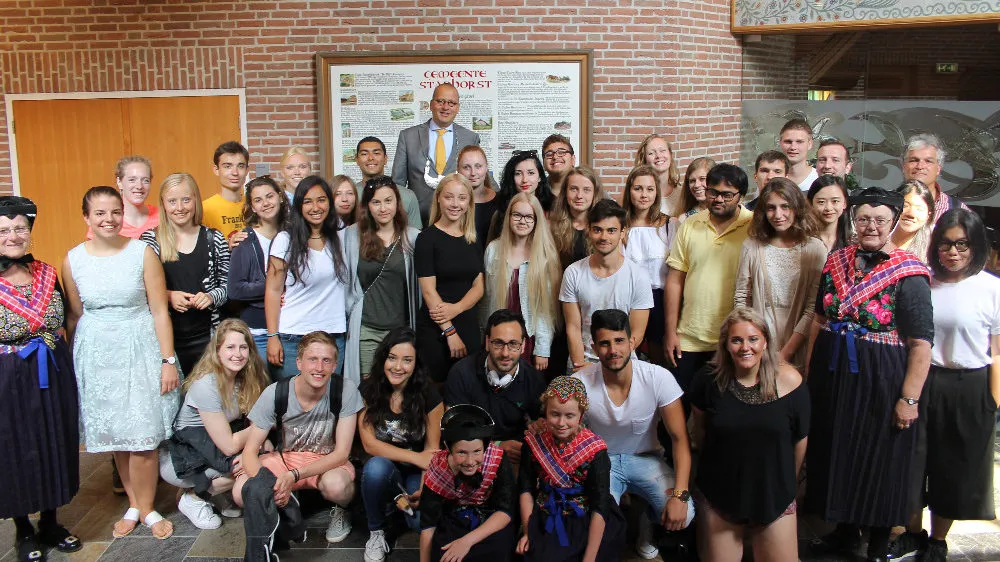 internationale groep jongeren bezoekt gemeentehuis e1469524325142