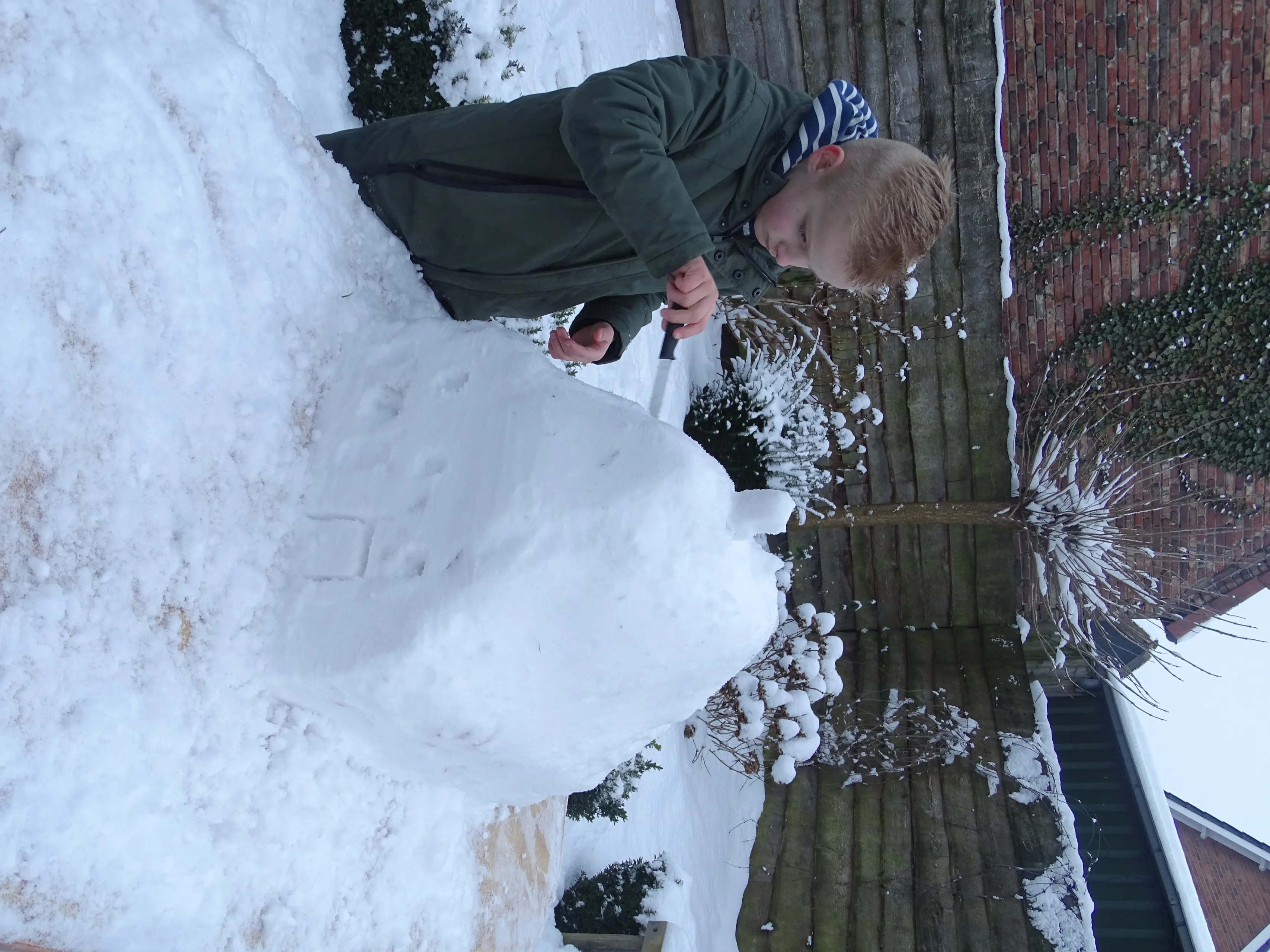 marc bezig met sneeuwhuis 2019