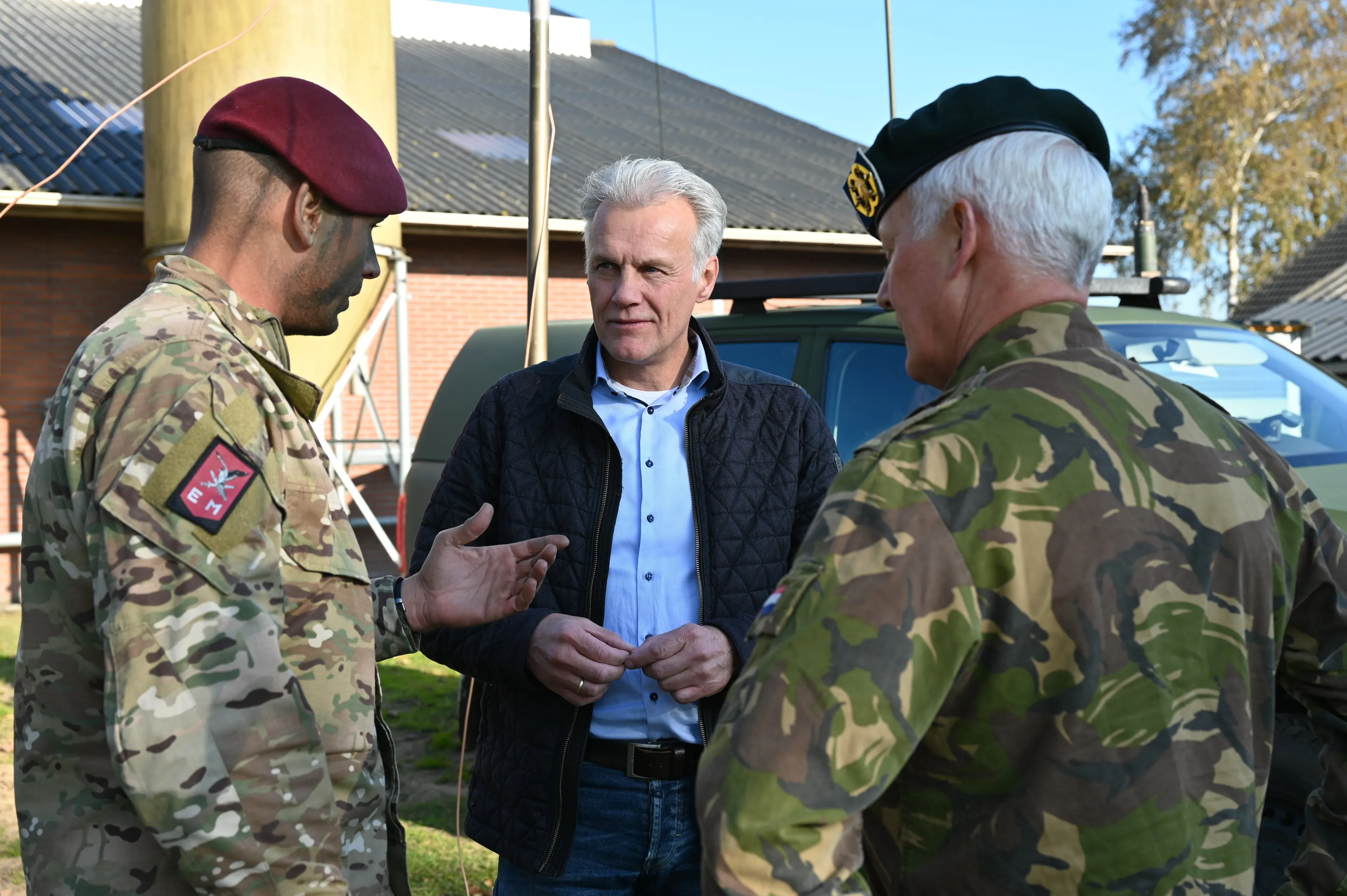 militairen tijdens oefening in gesprek met wethouder lucas mulder staphorst ministerie van defensie