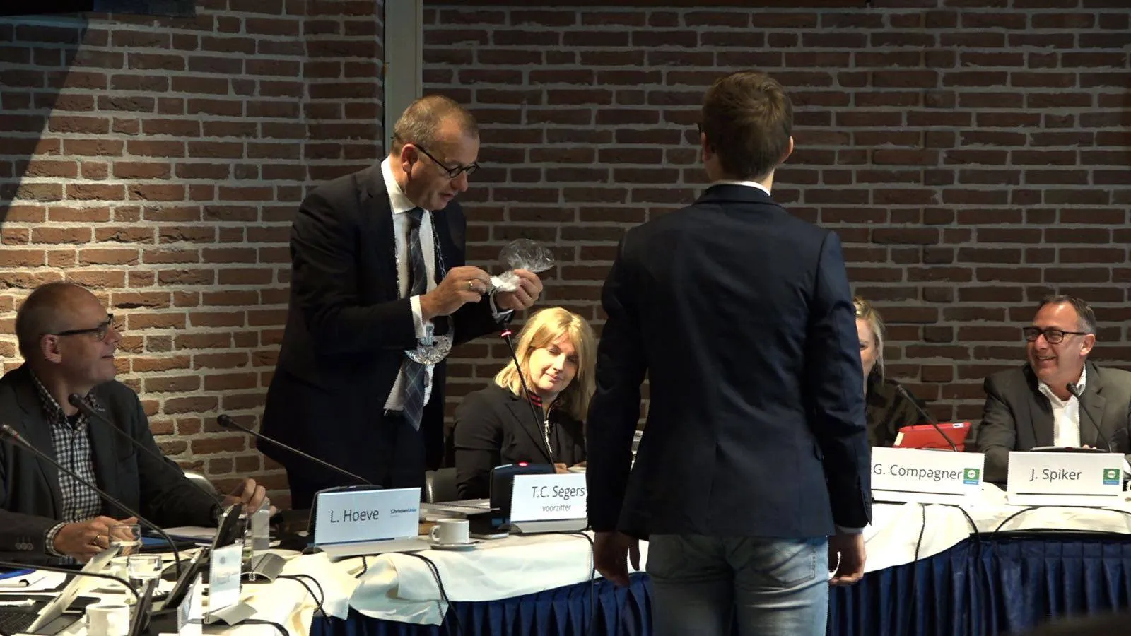 niels ubak overhandigd drugs aan burgemeester jongerenraad staphorst