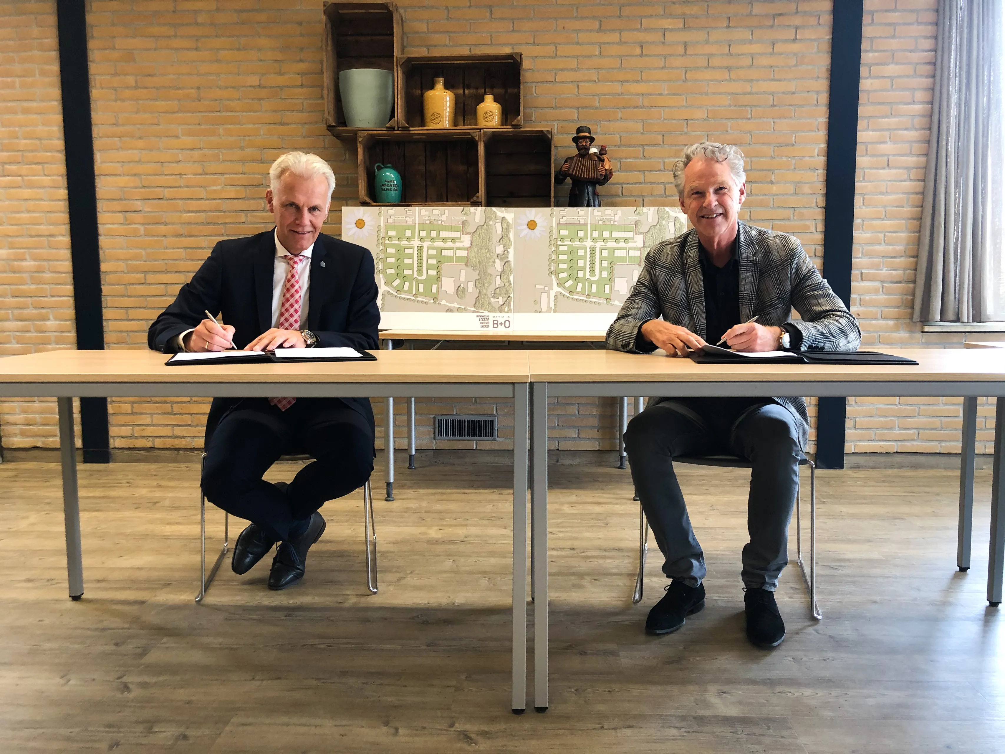 ondertekening samenwerkingsovereenkomst ijhorst links wethouder mulder rechts dhr diederik roo