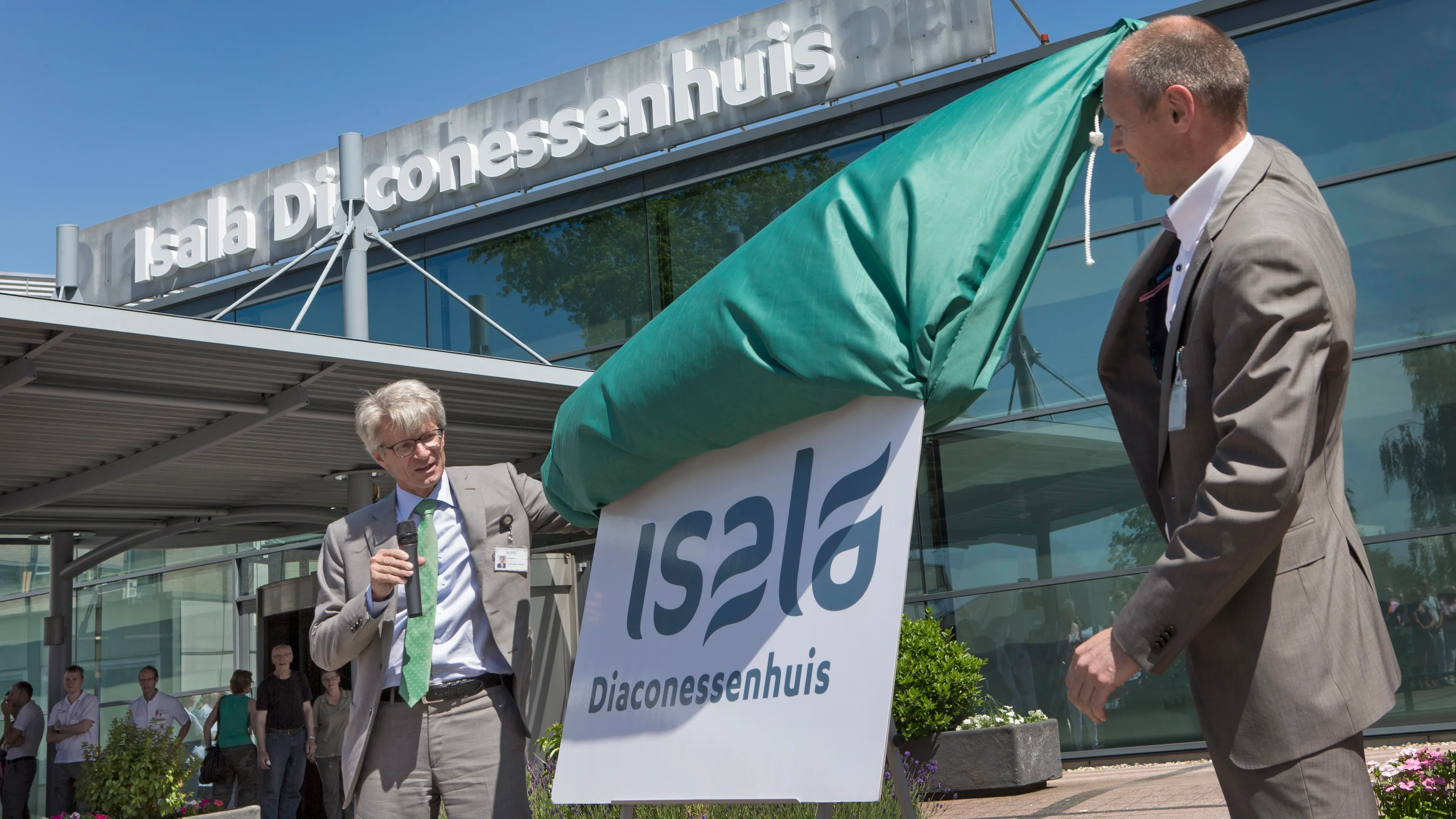 onthulling logo isala diaconessenhuis e1435762128369