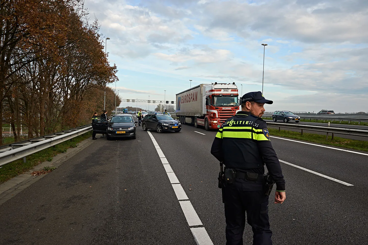 politieagent staat op snelweg