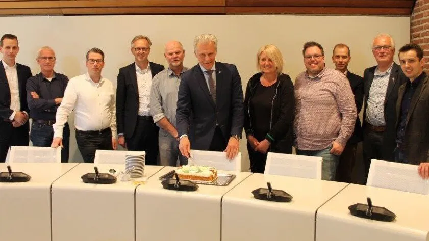 taart met bassischooldirecteuren wethouder lucas mulder